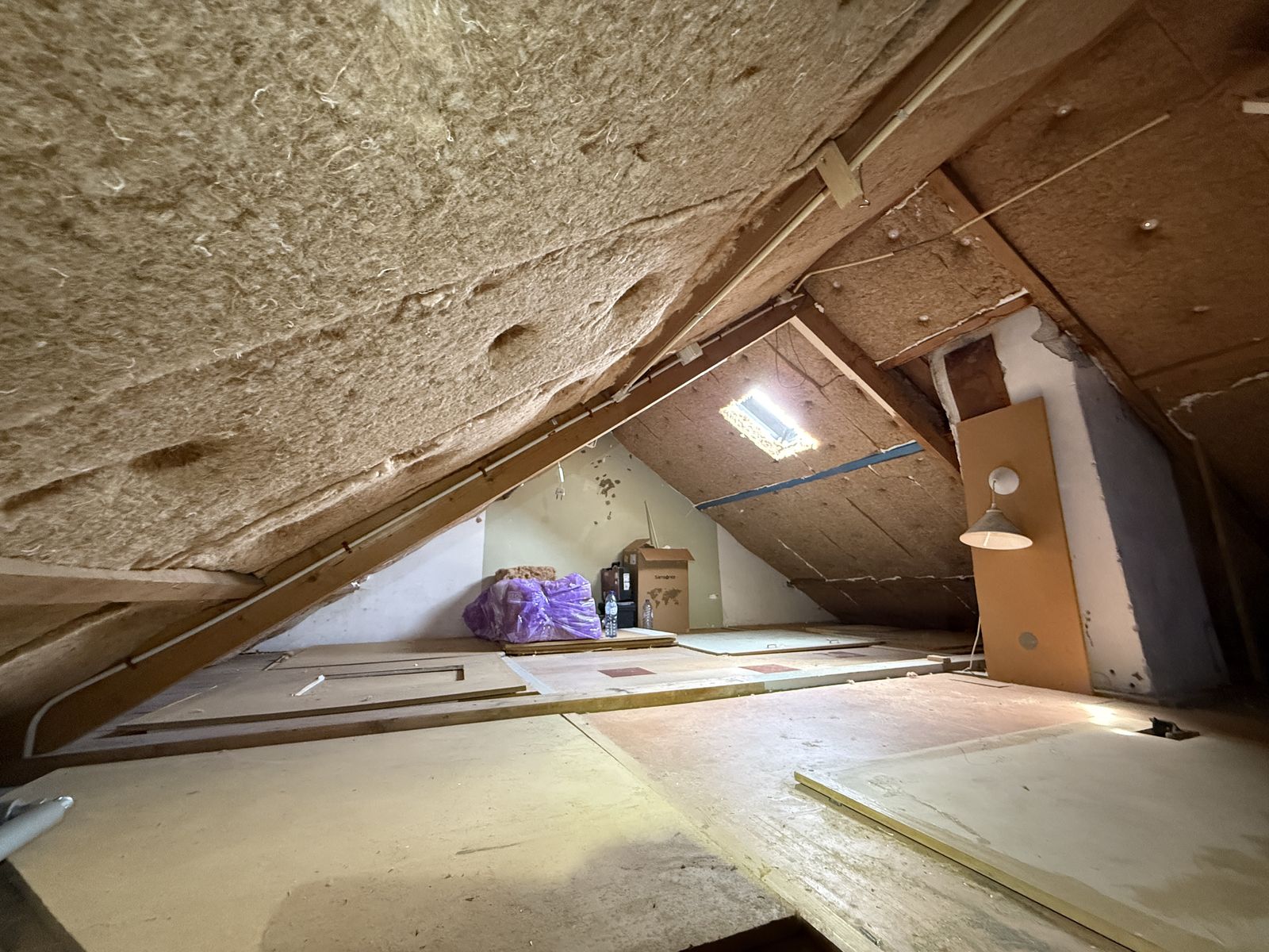 Isolatiemateriaal aan de binnenzijde van het schuine dak