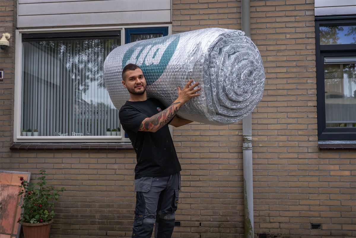 Monteur op weg naar de kruipruimte met PIF-folie