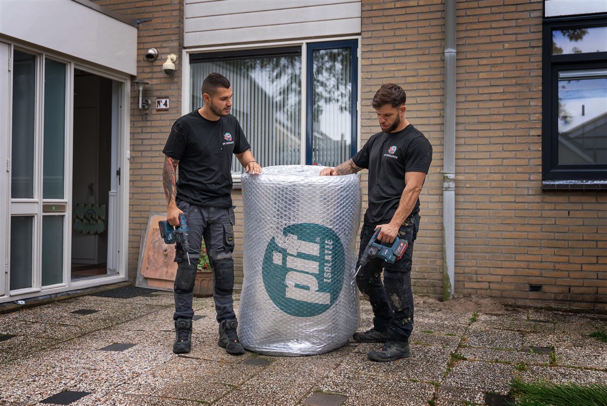 Monteurs van IV Isolatie met een rol PIF-folie